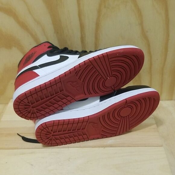 Nike Air Jordan 1 Mid Bred Toe White Fire Red  Wmn's size 7 - Picture 7 of 9